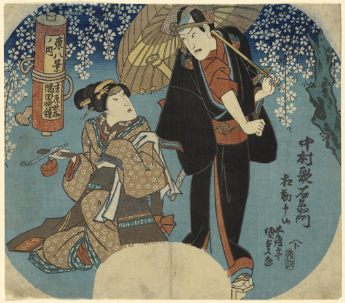 Utagawa Kunisada (1786–1865), Der Schauspieler Nakamura Utaemon III. blickt auf einen Schauspieler in weiblicher Rolle mit Rauchutensilien. Illustration aus: Herbstregen im Vergnügungsviertel, Farbholzschnitt, Fächerblatt, 22,6 x 25,6 cm, Japan, 1831, Museum für Ostasiatische Kunst Köln, R 66,6. Foto: RBA