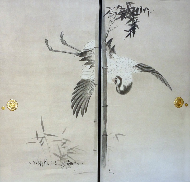Das Motiv eines fliegenden Kranichs in Tuschemalerei zieht sich über zwei Schiebewände.