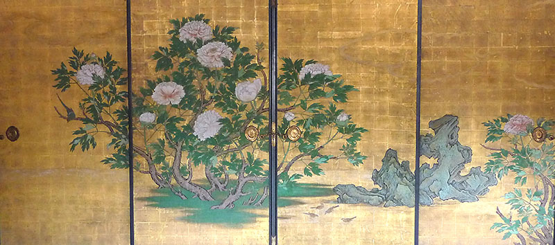 Sich über mehrere Schiebetüren ziehendes Motiv von Päonien mit Felsgruppe, die nach Vorbild traditioneller chinesischer Malerei gemalt wurde.   