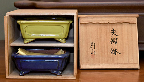 Gyozan –  Set aus zwei Shohin-Schalen aus dem Jahr 2010, die obere gelb, die untere blau glasiert, in einer signierten Holzbox (Kiribako). In dieser Zeit fertigte Gyozan gerne solche auf Maß gearbeiteten Kästen für seine Schalen an